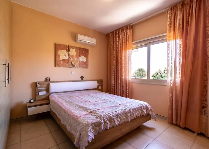 Marilena - Modern 2-br Near Venus